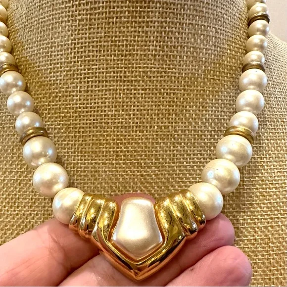 Vintage 1980’s Napier Necklace faux pearls, gold tone comes to a point, “V” - Picture 5 of 14